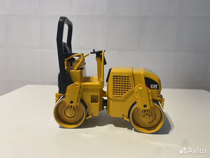 Каток Bruder Caterpillar