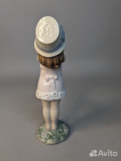 Статуэтка Девушка с букетом Lladro