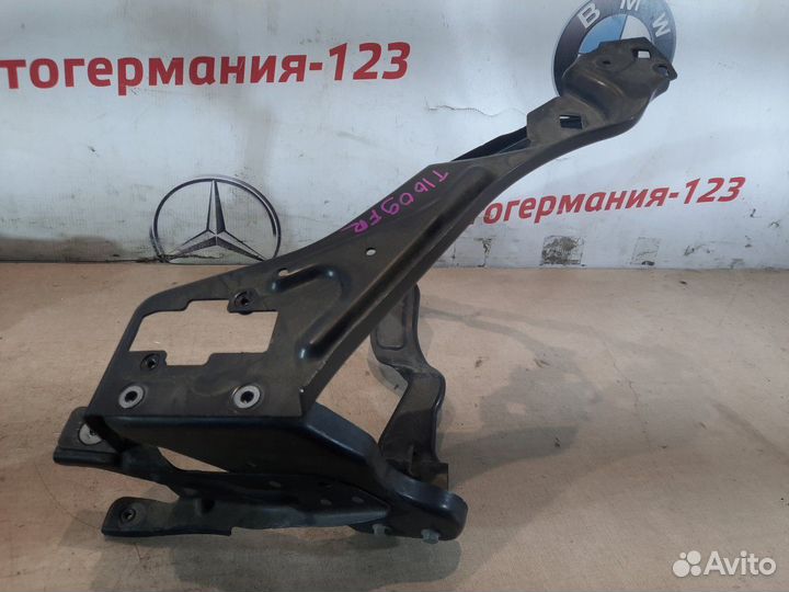 Кронштейн фары передний правый Mercedes C200 W204