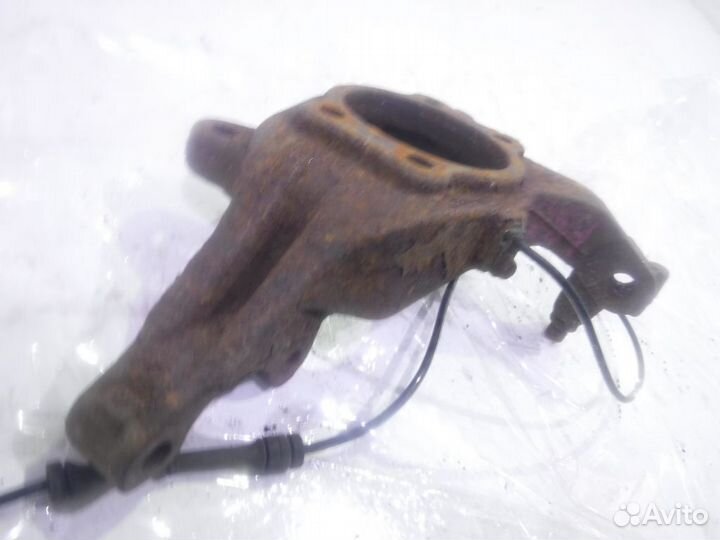 Кулак передний правый