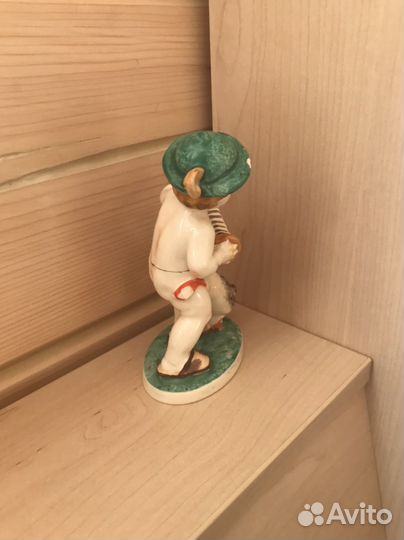Фигурка из фарфора