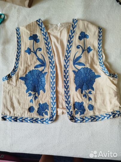 Жилетка с вышивкой