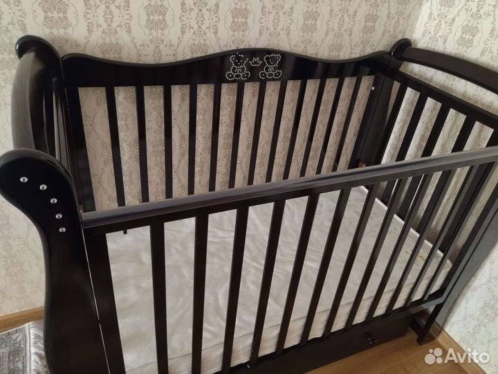 Детская кроватка с маятником и ящиком