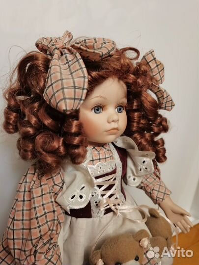 Коллекционная фарфоровая кукла