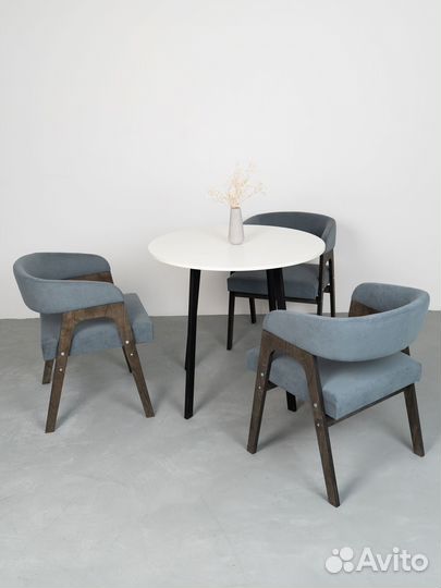 Стол и стулья