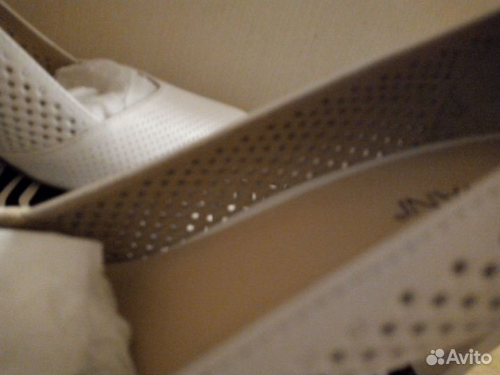 Новые белые перфо.кожаные туфли Covani, 40 р