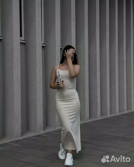 Тоикотажное платье лапша облегающее на бретельках