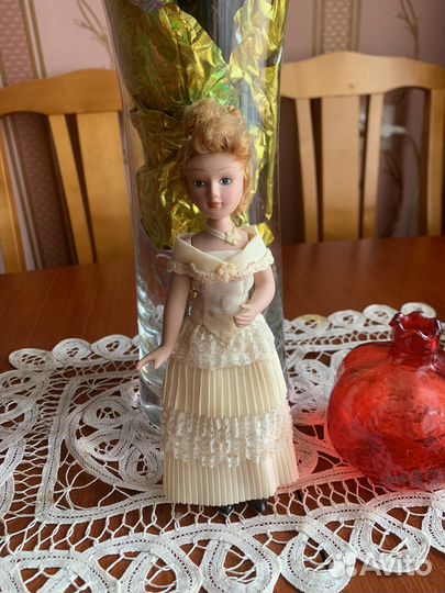 Кукла фарфоровая