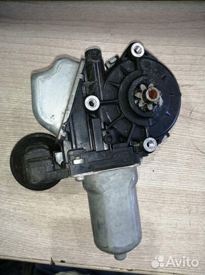 Моторчик стеклоподъемника передний правый toyota