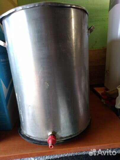 Бак из нержавейки,бу,52 л. с крышкой и подставкой