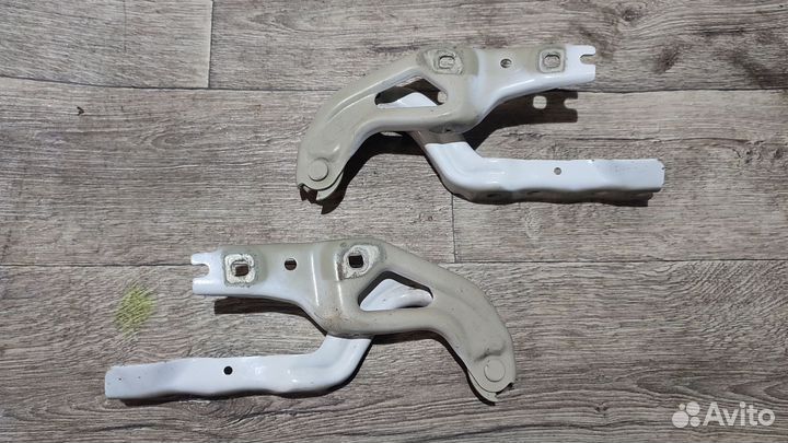 Петля капота правая левая Skoda karoq