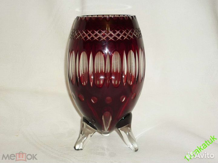 Ваза на трех ножках яйцо рубиновое стекло
