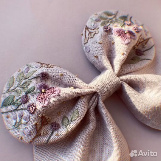 Бантик с вышивкой для девочки