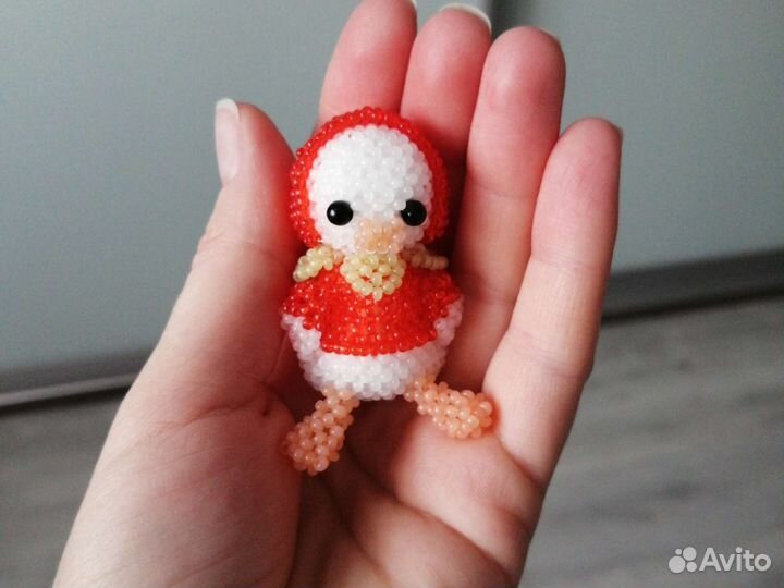 Амигуруми гусь в костюме клубники