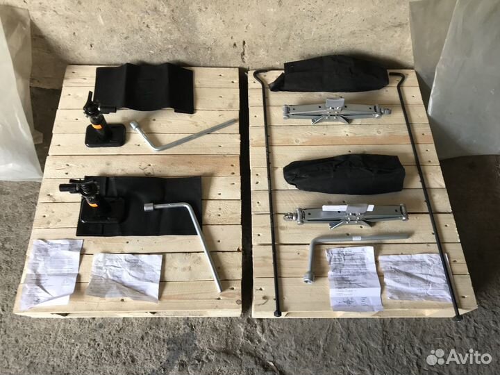 Набор инструментов УАЗ (домкрат, балонный ключ)