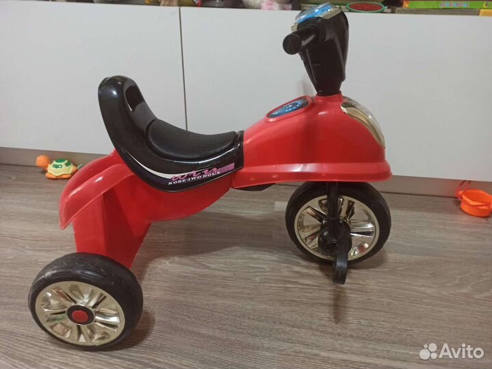 Трехколесный велосипед и прыгунок