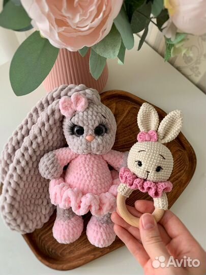 Вязаные игрушки зайка и погремушка