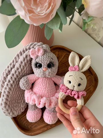 Вязаные игрушки зайка и погремушка