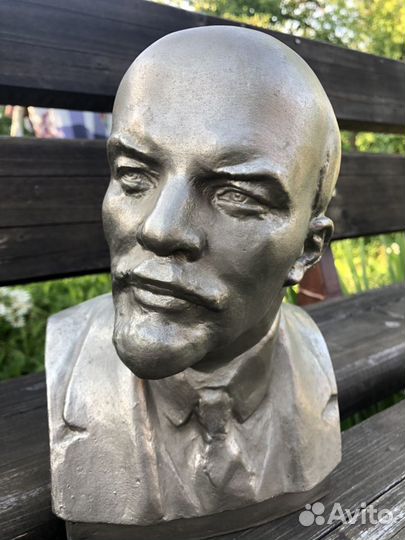 Бюст В. И. Ленина