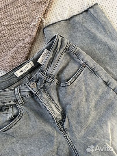 Женские джинсы клеш с разрезами