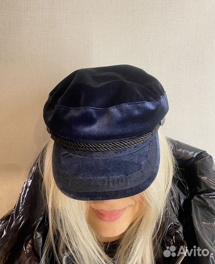 Велюровая кепка женская