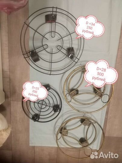 Металлическая подставка для цветов