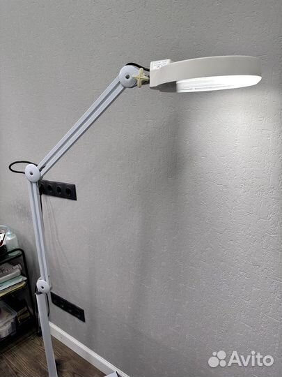 Лампа на напольном штативе