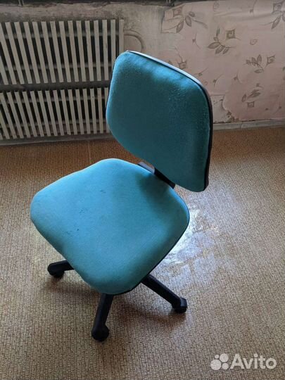 Офисное кресло на колесиках