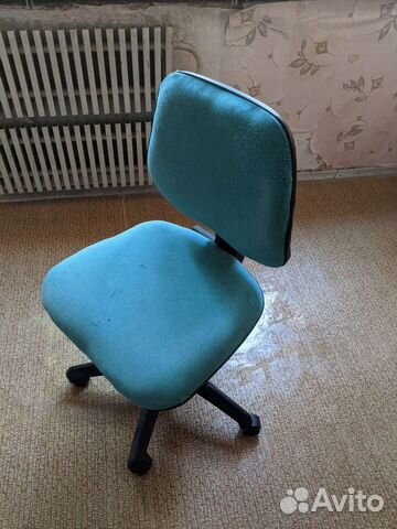 Офисное кресло на колесиках