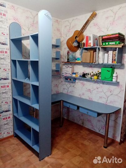 Компьютерный стол и стеллаж