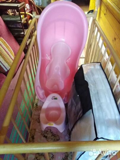 Кроватка детская с матрацом и ванночкой