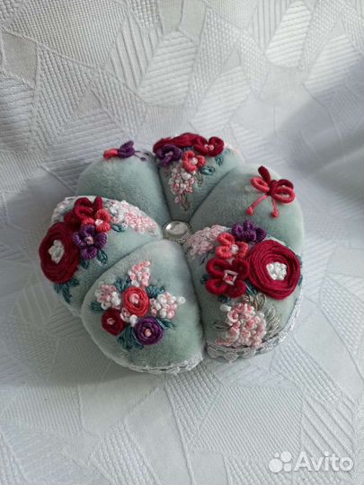 Игольница с вышивкой