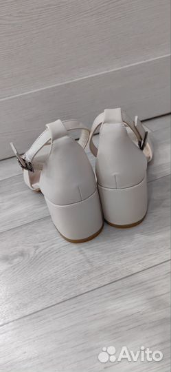 Босоножки новые 40