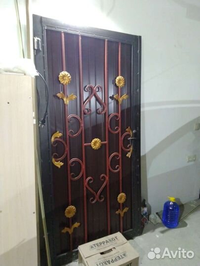 Металлическая дверь новая