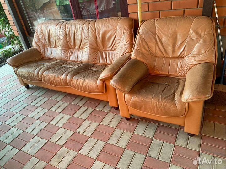 Кожаный диван и 2 кресла бу
