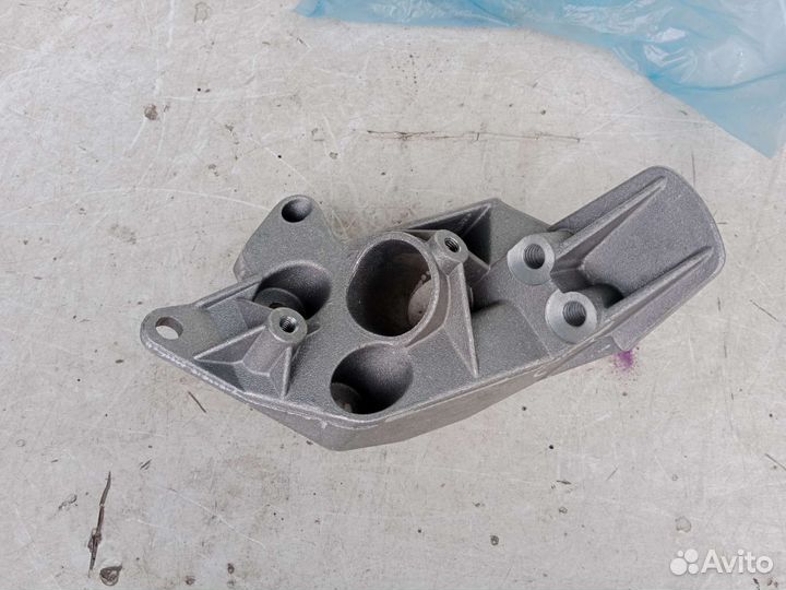 Кронштейн подушки Datsun