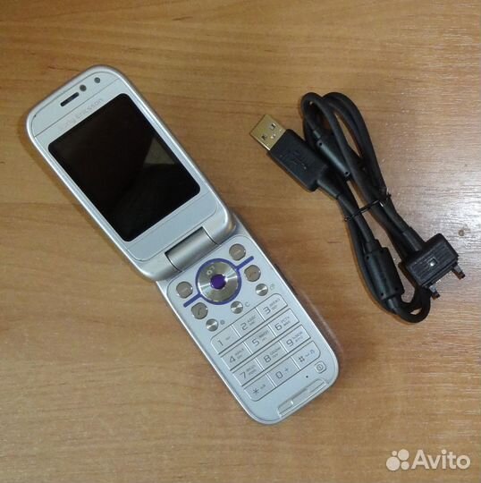 Наушники и телефон Sony Ericsson z750i