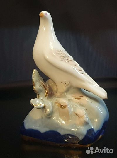 Фарфоровая статуэтка. Голубь