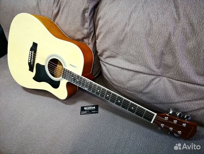 Гитара с чехло