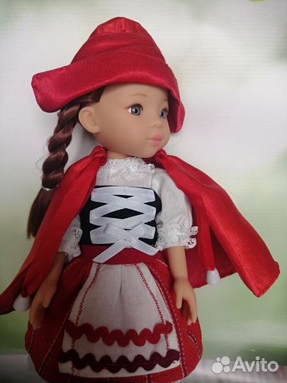 Кукла в наряде Красной шапочки