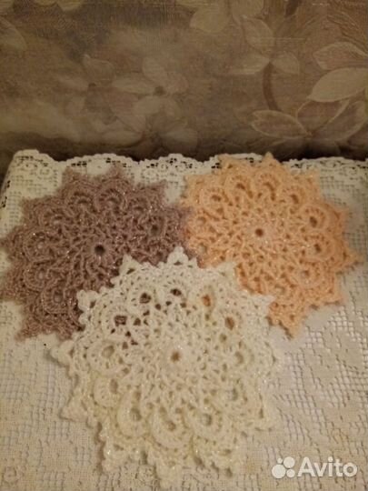 Три вязаные крючком салфетки снежинки