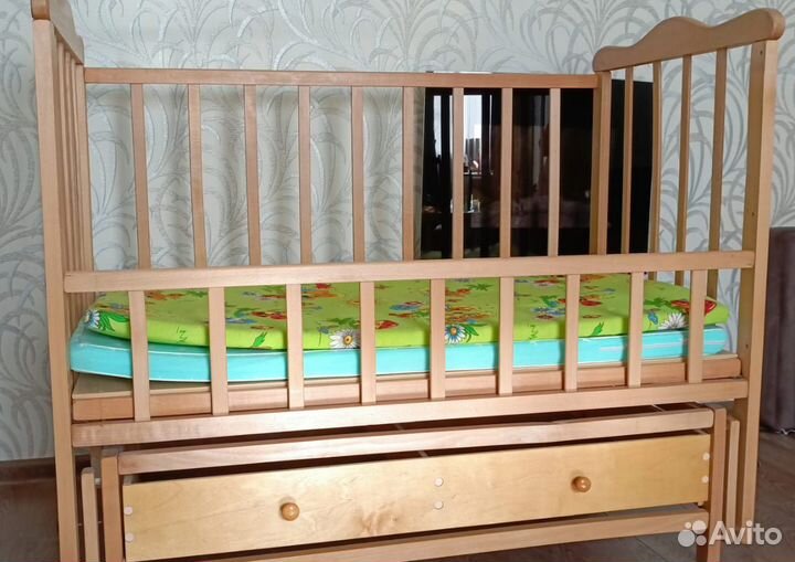 Детская кроватка с маятником и ящиком