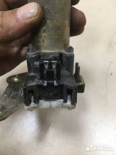 Активатор замка двери задней левой Toyota Camry