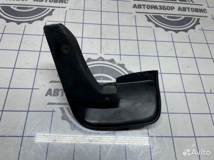 Брызговик задний правый Toyota Corolla E120 3zzfe