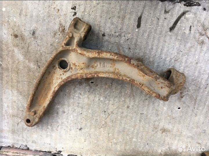 Рычаг правый 7H0407166B Volkswagen Transporter T5