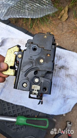 Замок двери audi a6 с5 левый