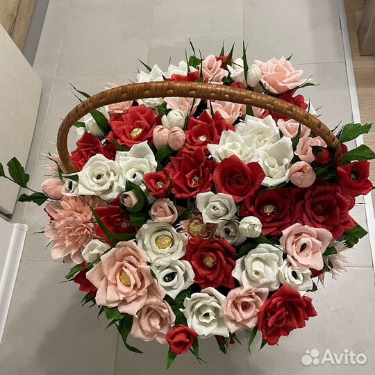 Сладкий букет из гофрированных цветов с конфетами