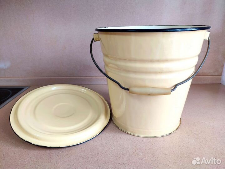 Эмалированное ведро с крышкой СССР