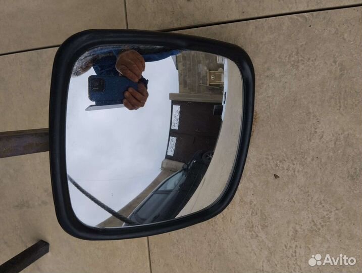 Зеркало на авто
