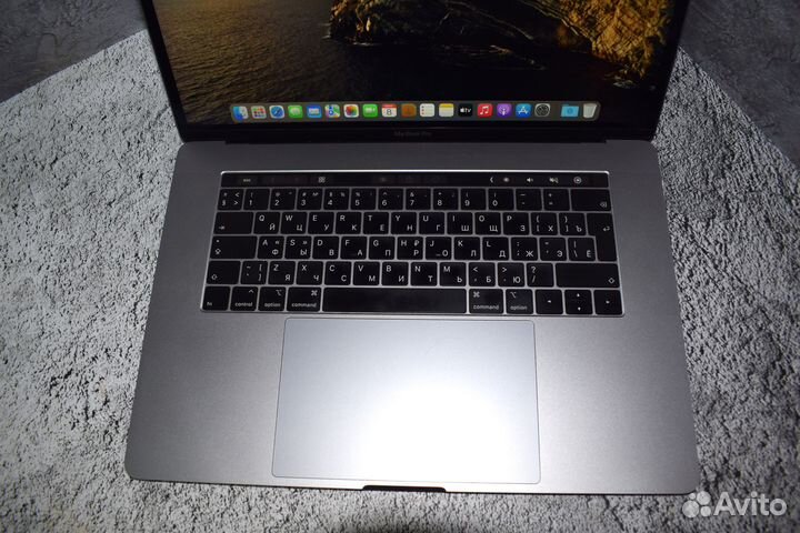 Macbook pro 15 2018 i7 16gb touch bar